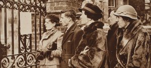 Femmes lisant anxieusement les bulletins de la dernière maladie du roi George, 1935